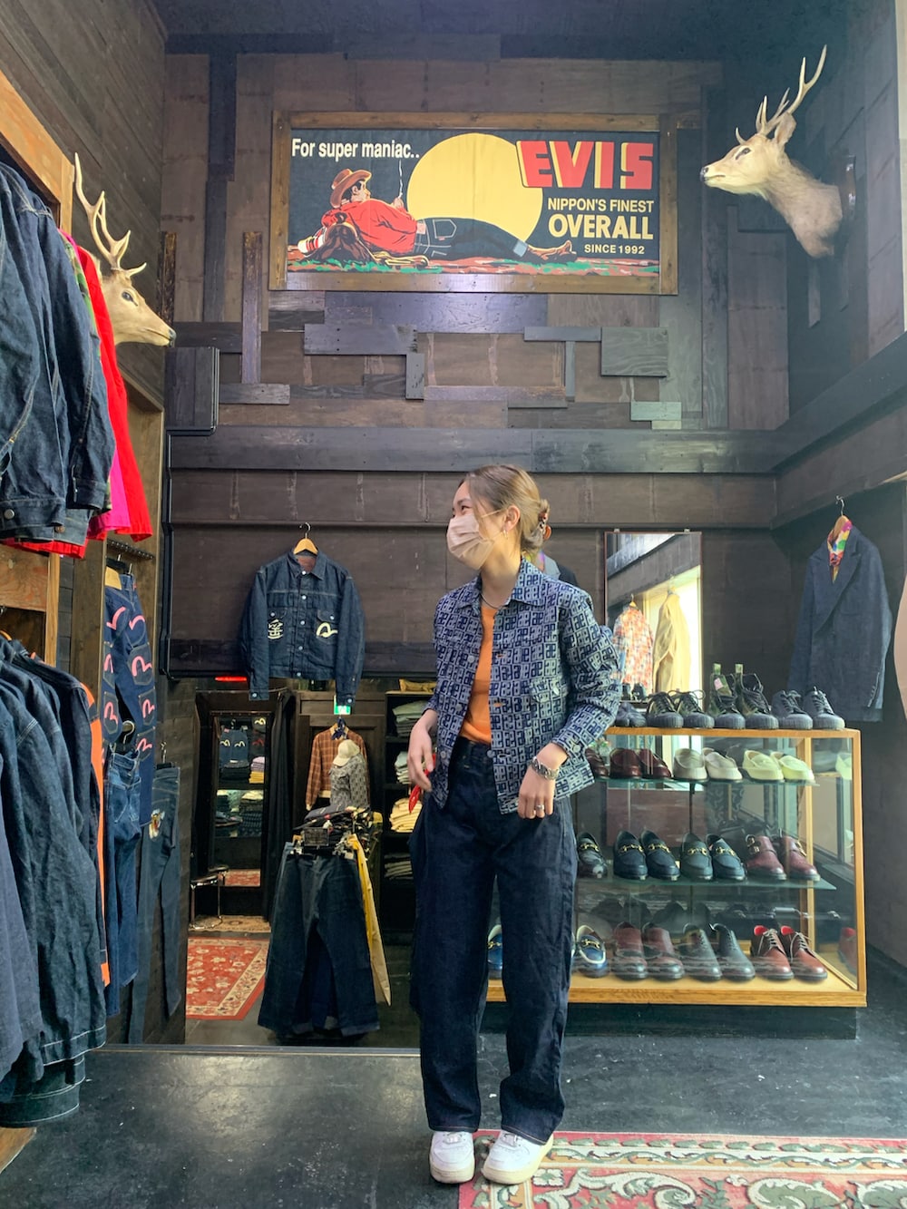 「EVISU、デニムジャケット、デニムパンツ、デニムコーデ」｜「Evisu Jeansのアイテム（デニムパンツ、ブルー系）」を使った、kyopさん（レディース・153cm）の春コーディネートの3枚目の写真