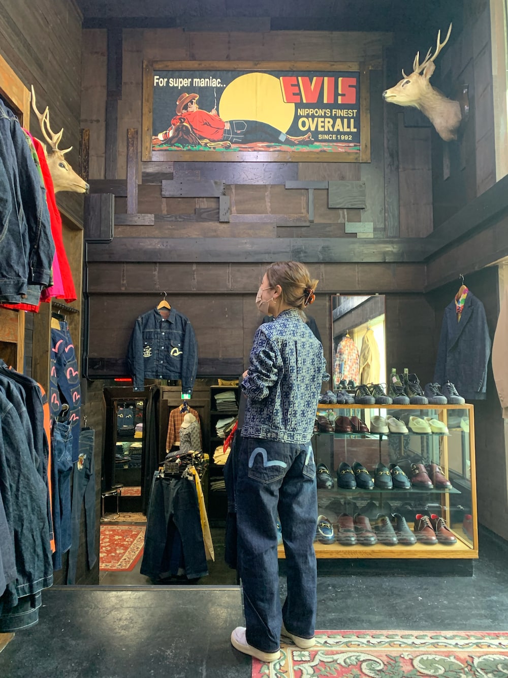 「EVISU、デニムジャケット、デニムパンツ、デニムコーデ」｜「Evisu Jeansのアイテム（デニムパンツ、ブルー系）」を使った、kyopさん（レディース・153cm）の春コーディネートの2枚目の写真