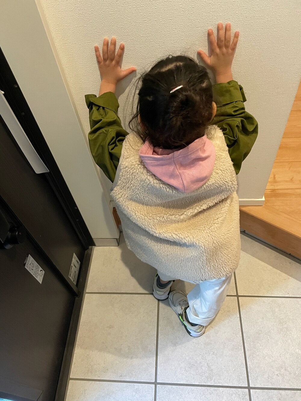 ピンク系のパーカー、ホワイト系のベスト、グリーン系のテーラードジャケットを着用したキッズの春コーディネートの2枚目の写真