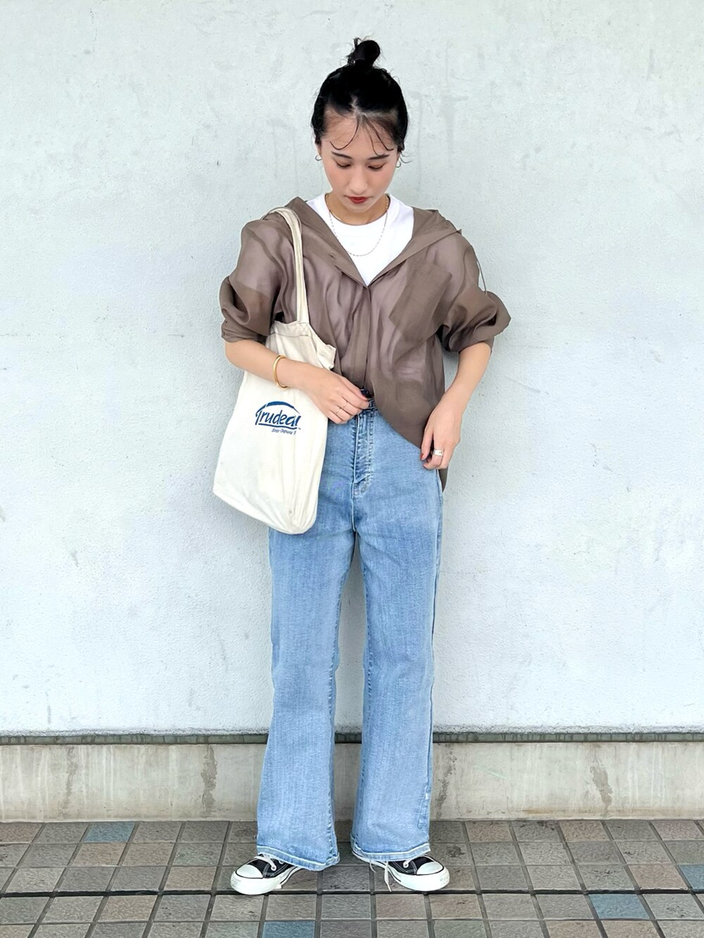 ブラウン系のシャツ/ブラウス、ブルー系のデニムパンツを着用したレディースの夏コーディネートの2枚目の写真