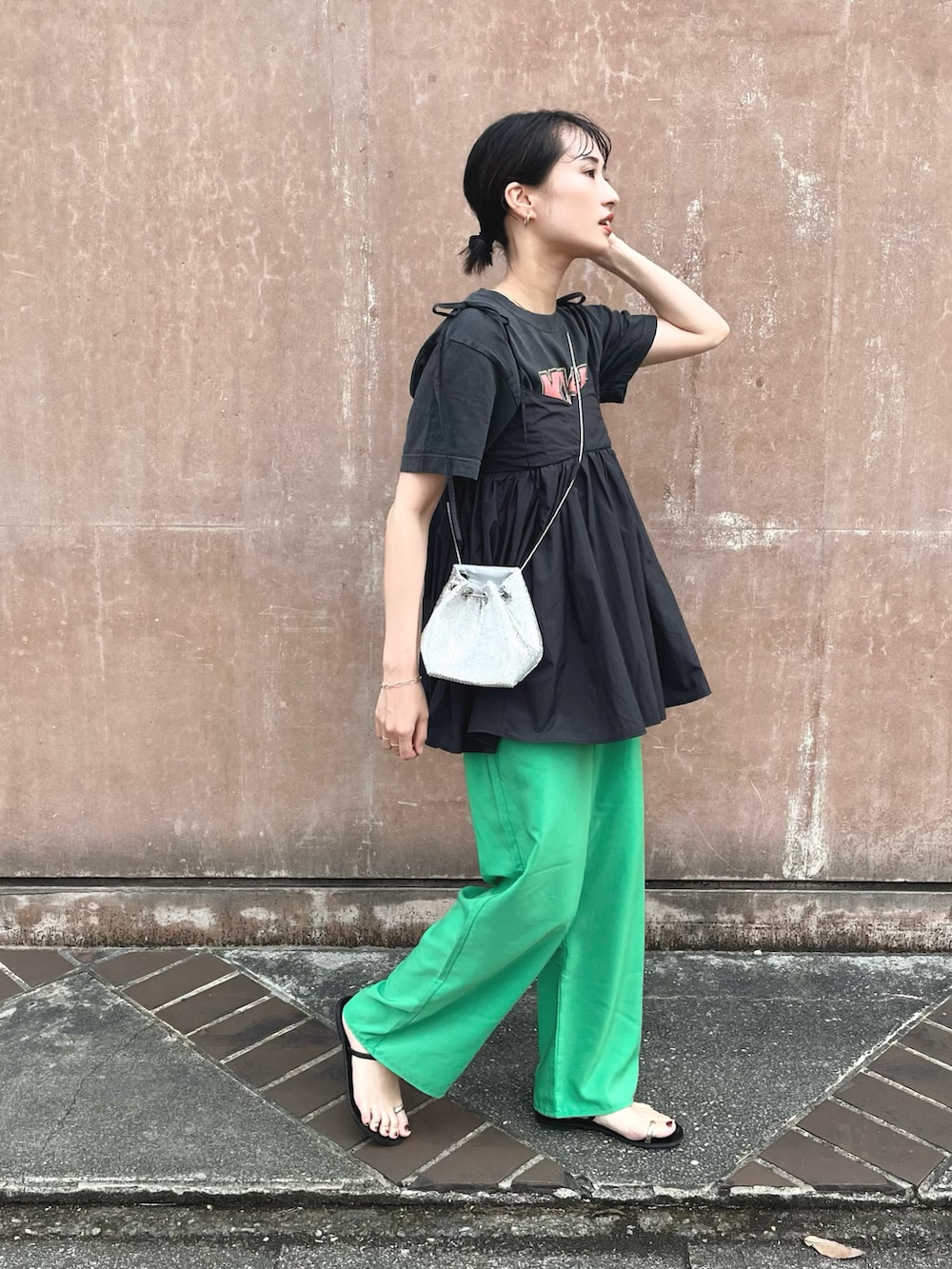 グリーン系のその他パンツ、ブラック系のその他トップス、ブラック系のTシャツ/カットソーを着用したレディースの夏コーディネートの3枚目の写真
