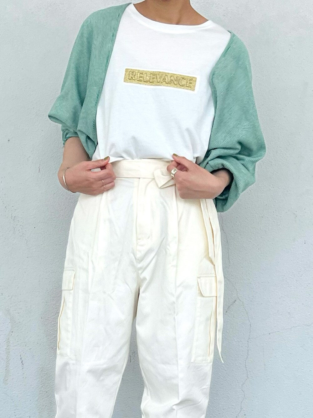 グリーン系のワンピース、ホワイト系のTシャツ/カットソー、ホワイト系のカーゴパンツを着用したレディースの春コーディネートの3枚目の写真