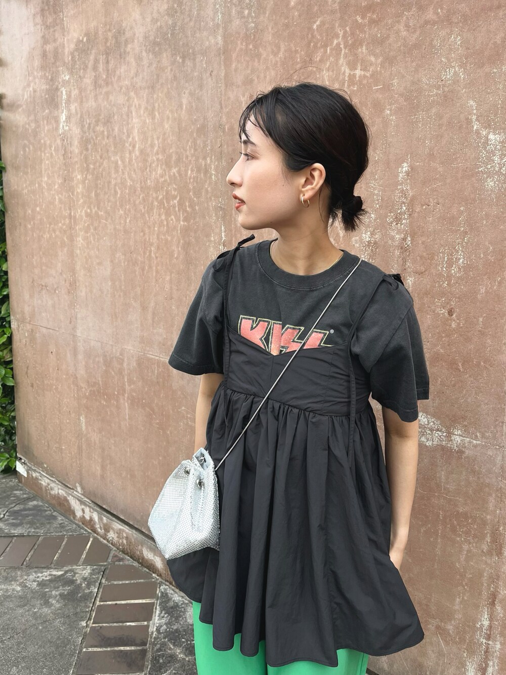 グリーン系のその他パンツ、ブラック系のその他トップス、ブラック系のTシャツ/カットソーを着用したレディースの夏コーディネートの2枚目の写真