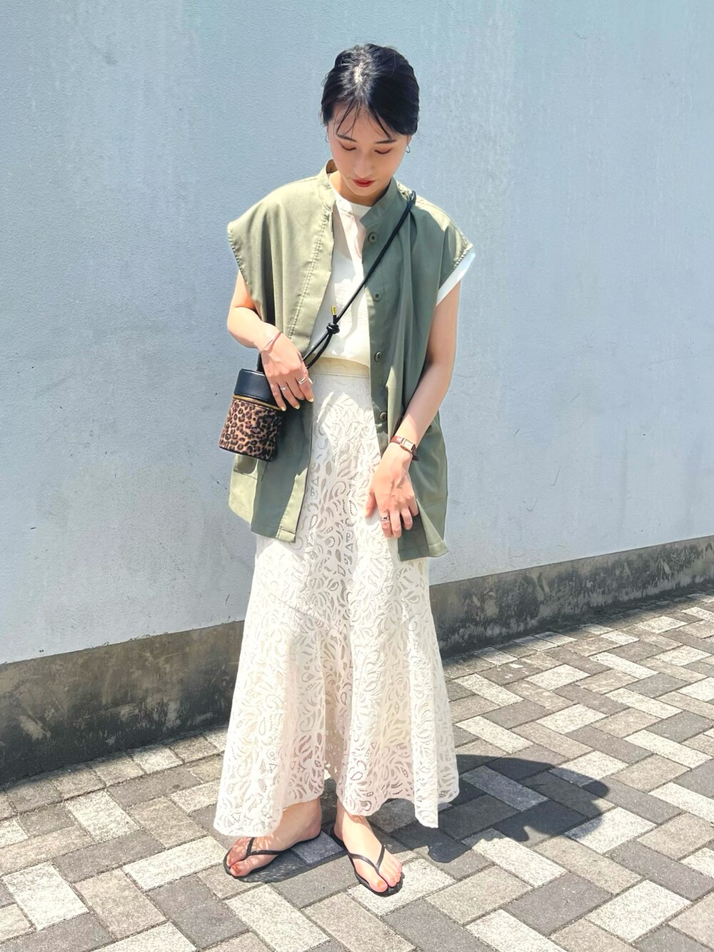 「春夏コーデ、初夏コーデ、きれいめカジュアル、ホワイトコーデ、レース、ベスト、シアートップス、マーメイドスカート、ロングスカート、ミニバッグ、ポシェット、サンダル、テチチ(Te chichi)、お出かけコーデ日記、休日スタイル」｜「Te chichiのミリタリージレ（ベスト、グリーン系）」を使った、fujiさん（骨格ストレート・レディース・162cm）の春コーディネートの2枚目の写真