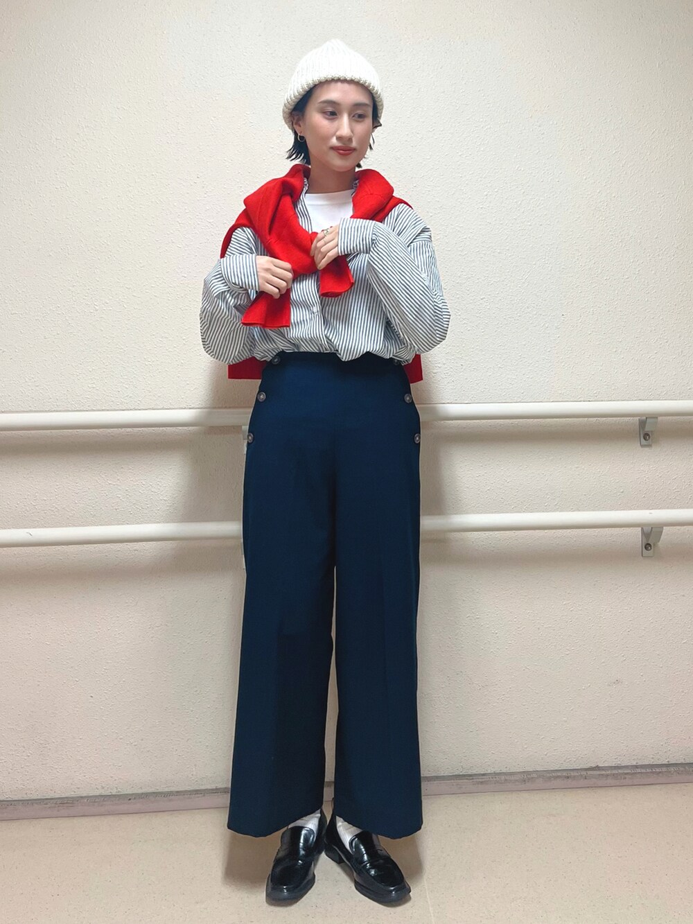 グレー系のシャツ/ブラウス、ホワイト系のTシャツ/カットソー、レッド系のカーディガン/ボレロを着用したレディースの秋コーディネートの2枚目の写真