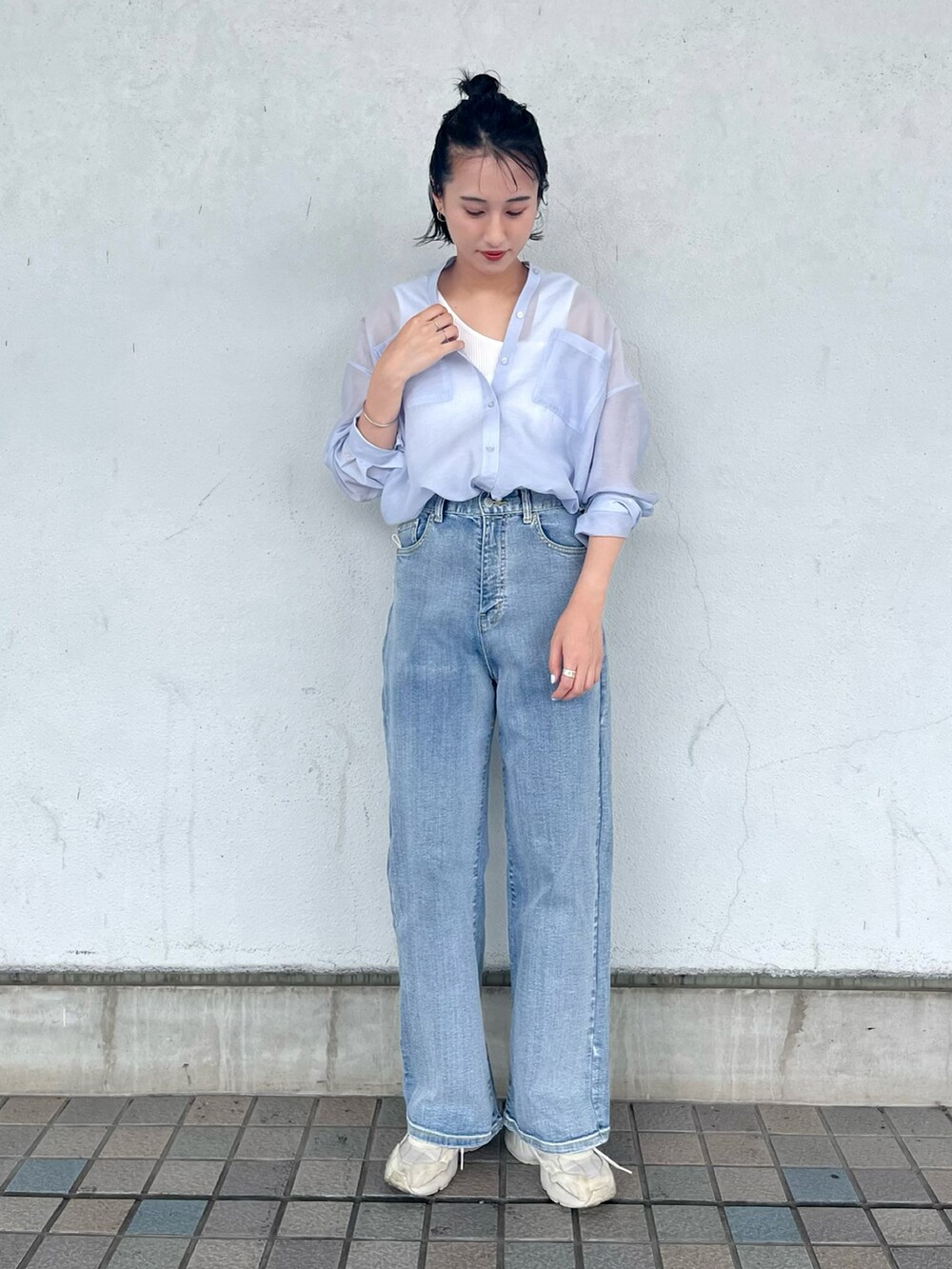 ブルー系のシャツ/ブラウス、ホワイト系のタンクトップ、ブルー系のデニムパンツを着用したレディースの夏コーディネートの2枚目の写真