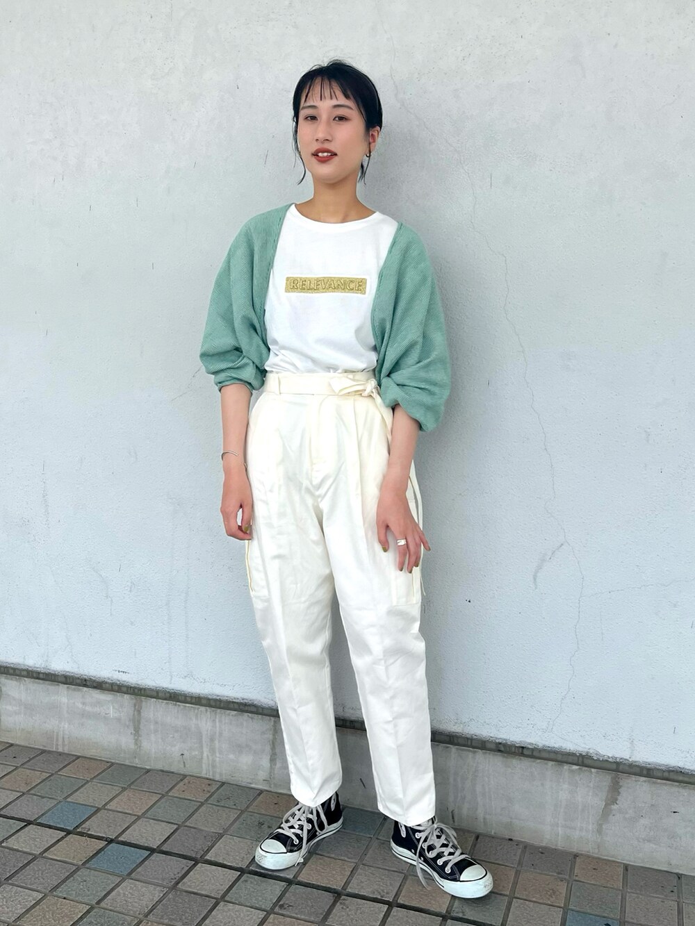 グリーン系のワンピース、ホワイト系のTシャツ/カットソー、ホワイト系のカーゴパンツを着用したレディースの春コーディネートの2枚目の写真