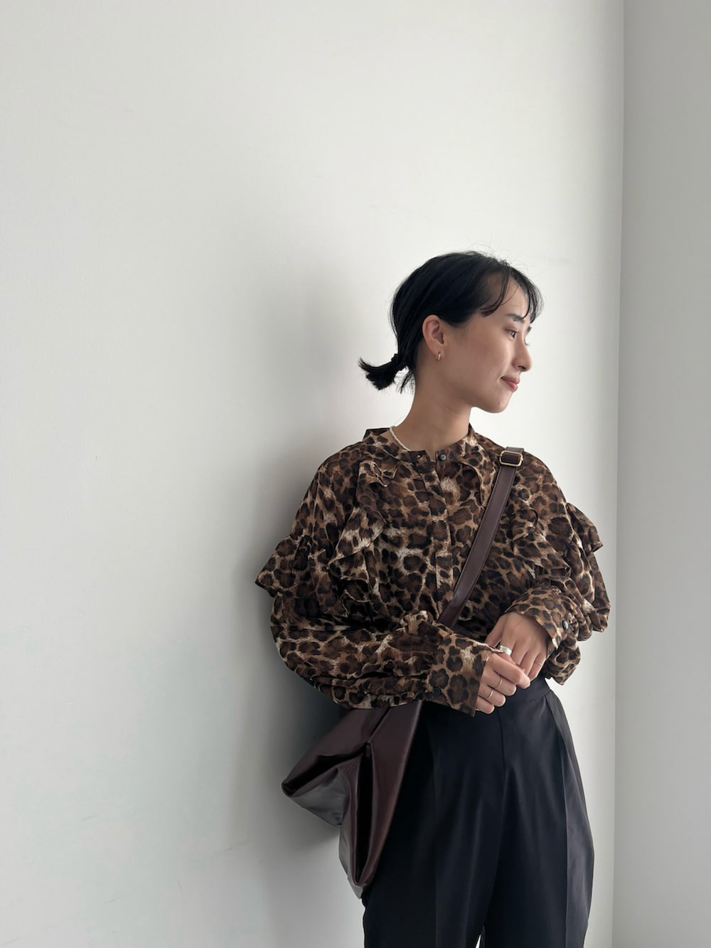 ベージュ系のシャツ/ブラウス、ブラック系のその他パンツ、ブラック系のドレスシューズを着用したレディースの秋コーディネートの2枚目の写真