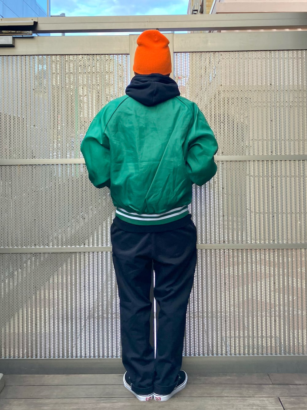 グリーン系のナイロンジャケット、ブラック系のその他パンツ、ブラック系のスニーカーを着用したメンズの冬コーディネートの2枚目の写真
