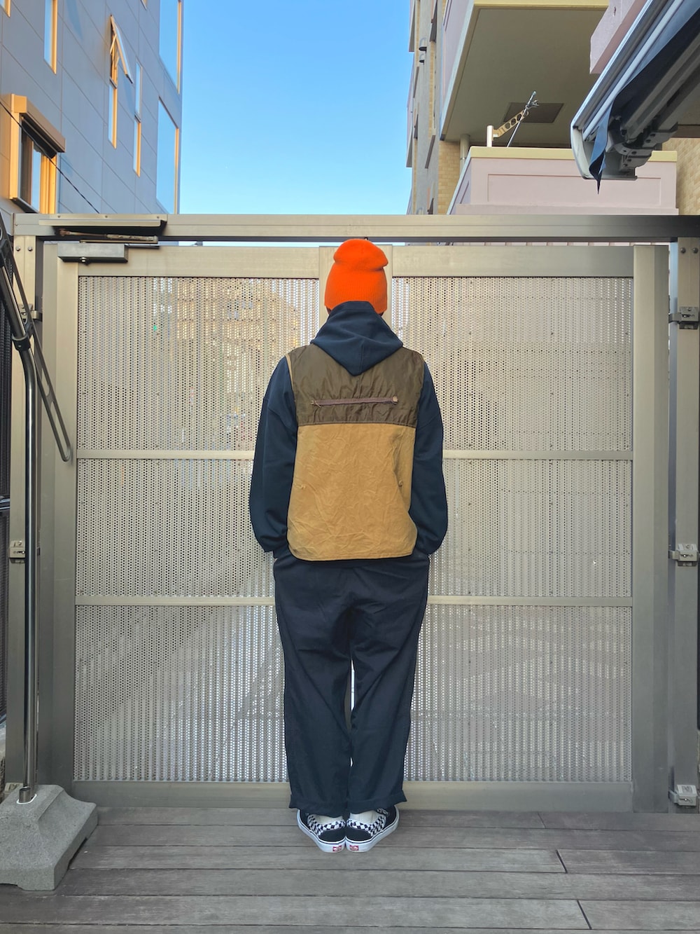 ベージュ系のベスト、ブラック系のその他パンツ、ブラック系のスニーカーを着用したメンズの冬コーディネートの2枚目の写真