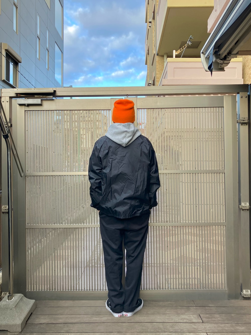 ブラック系のナイロンジャケット、ブラック系のその他パンツ、ブラック系のスニーカーを着用したメンズの冬コーディネートの2枚目の写真