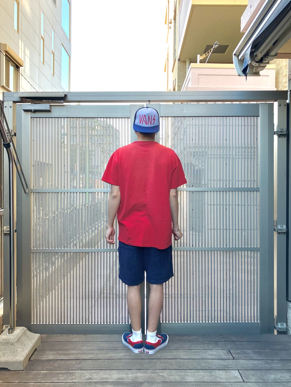 レッド系のTシャツ/カットソー、ブルー系のその他パンツ、ブルー系のスニーカーを着用したメンズの夏コーディネートの2枚目の写真