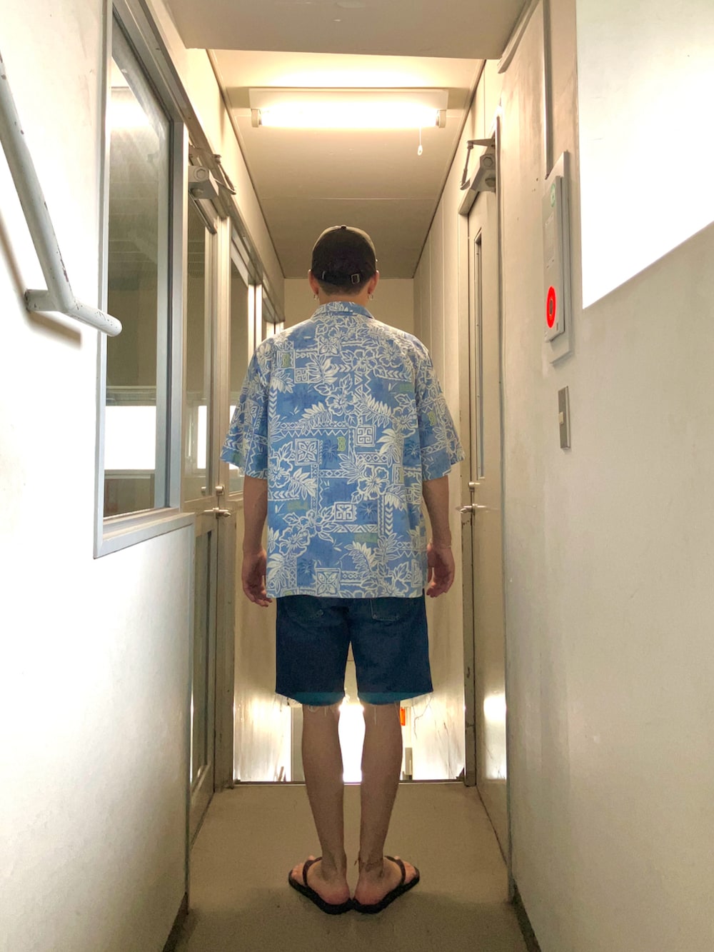 ブルー系のシャツ/ブラウス、ブルー系のデニムパンツ、ブラック系のビーチサンダルを着用したメンズの夏コーディネートの2枚目の写真