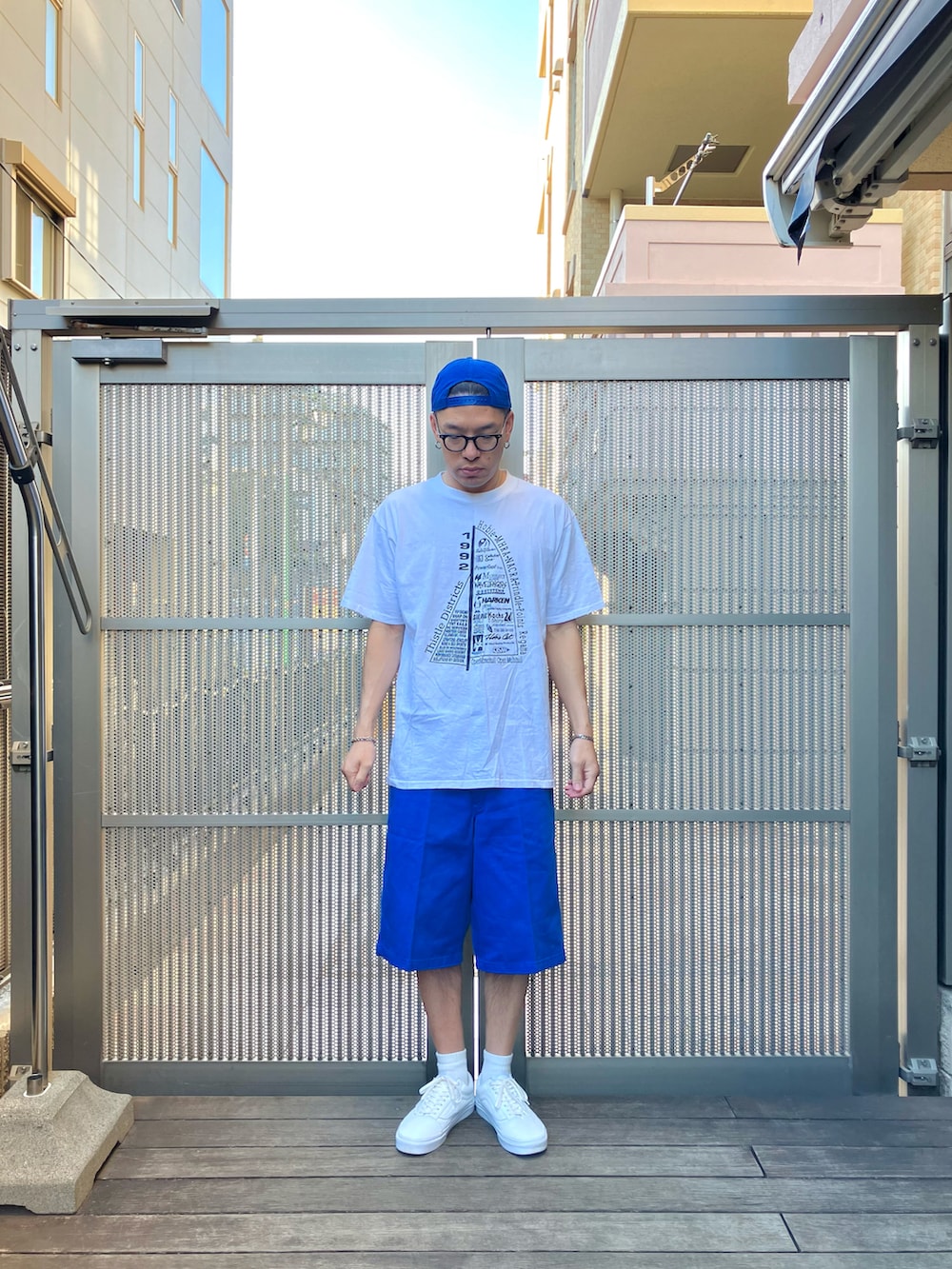 ホワイト系のTシャツ/カットソー、ブルー系のその他パンツ、ホワイト系のスニーカーを着用したメンズの夏コーディネートの2枚目の写真
