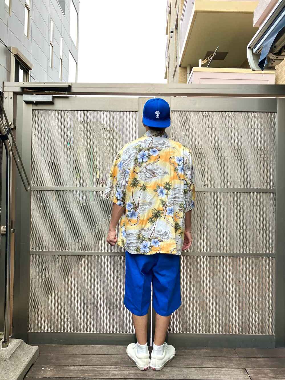 イエロー系のシャツ/ブラウス、ブルー系のその他パンツ、ホワイト系のスニーカーを着用したメンズの秋コーディネートの2枚目の写真