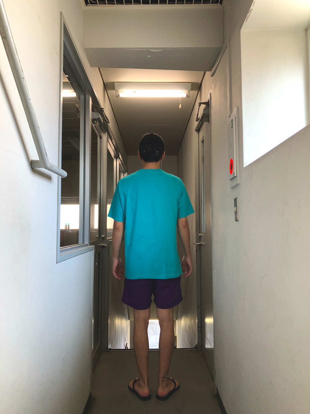 ブルー系のTシャツ/カットソー、パープル系のその他パンツ、ブラック系のサンダルを着用したメンズの秋コーディネートの2枚目の写真