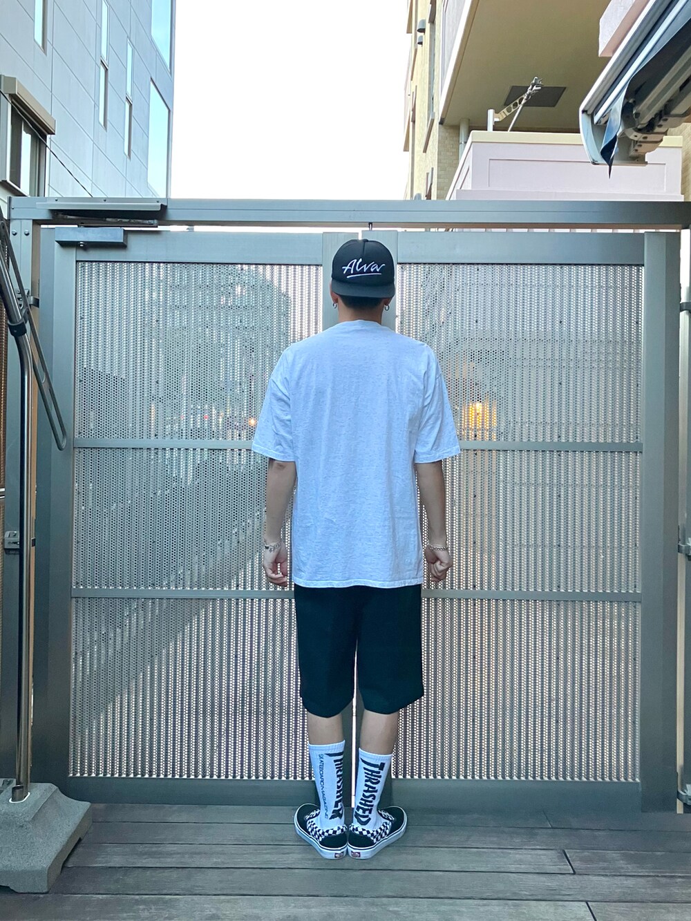 ホワイト系のTシャツ/カットソー、ブラック系のその他パンツ、ブラック系のスニーカーを着用したメンズの夏コーディネートの2枚目の写真