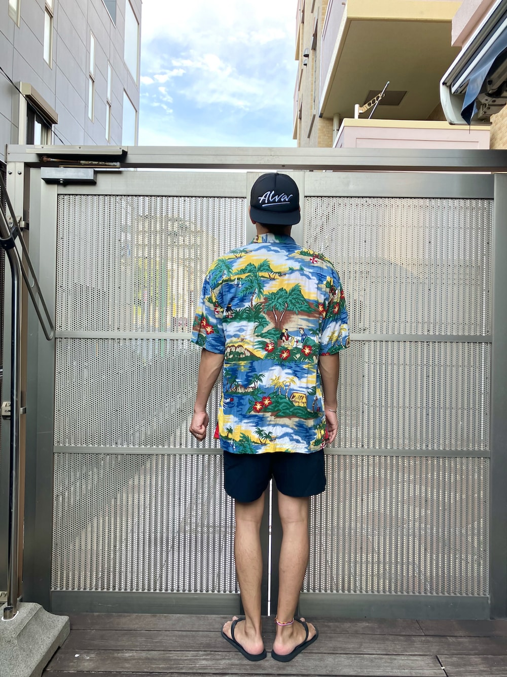 ブルー系のシャツ/ブラウス、レッド系のTシャツ/カットソー、ブラック系のその他パンツを着用したメンズの秋コーディネートの2枚目の写真