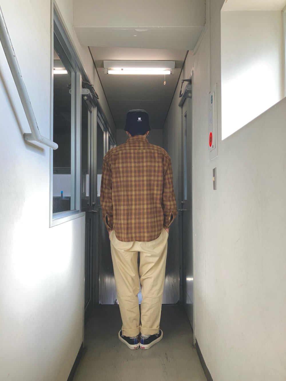 ベージュ系のその他パンツ、ブラウン系のシャツ/ブラウス、その他のスニーカーを着用したメンズの秋コーディネートの2枚目の写真