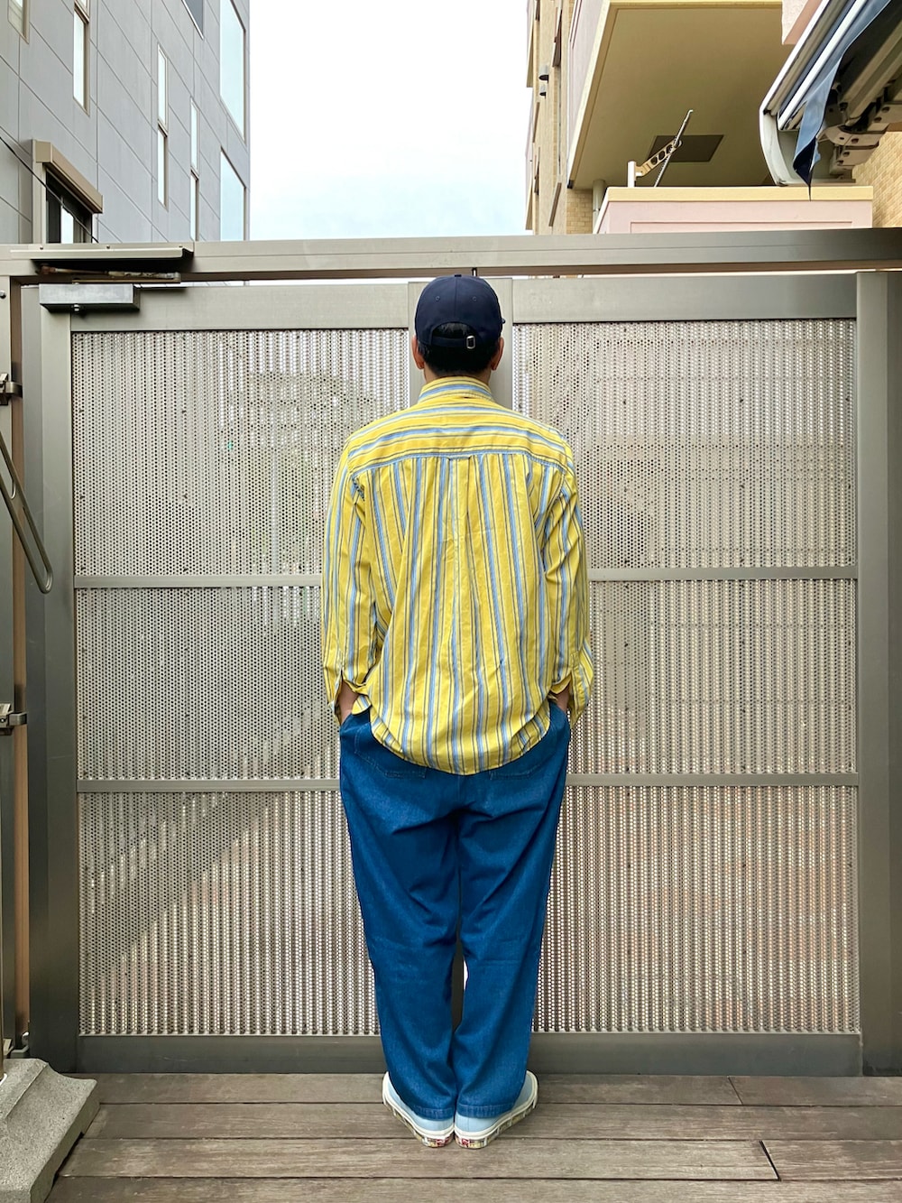 イエロー系のシャツ/ブラウス、ブルー系のその他パンツ、ブルー系のスニーカーを着用したメンズの秋コーディネートの2枚目の写真