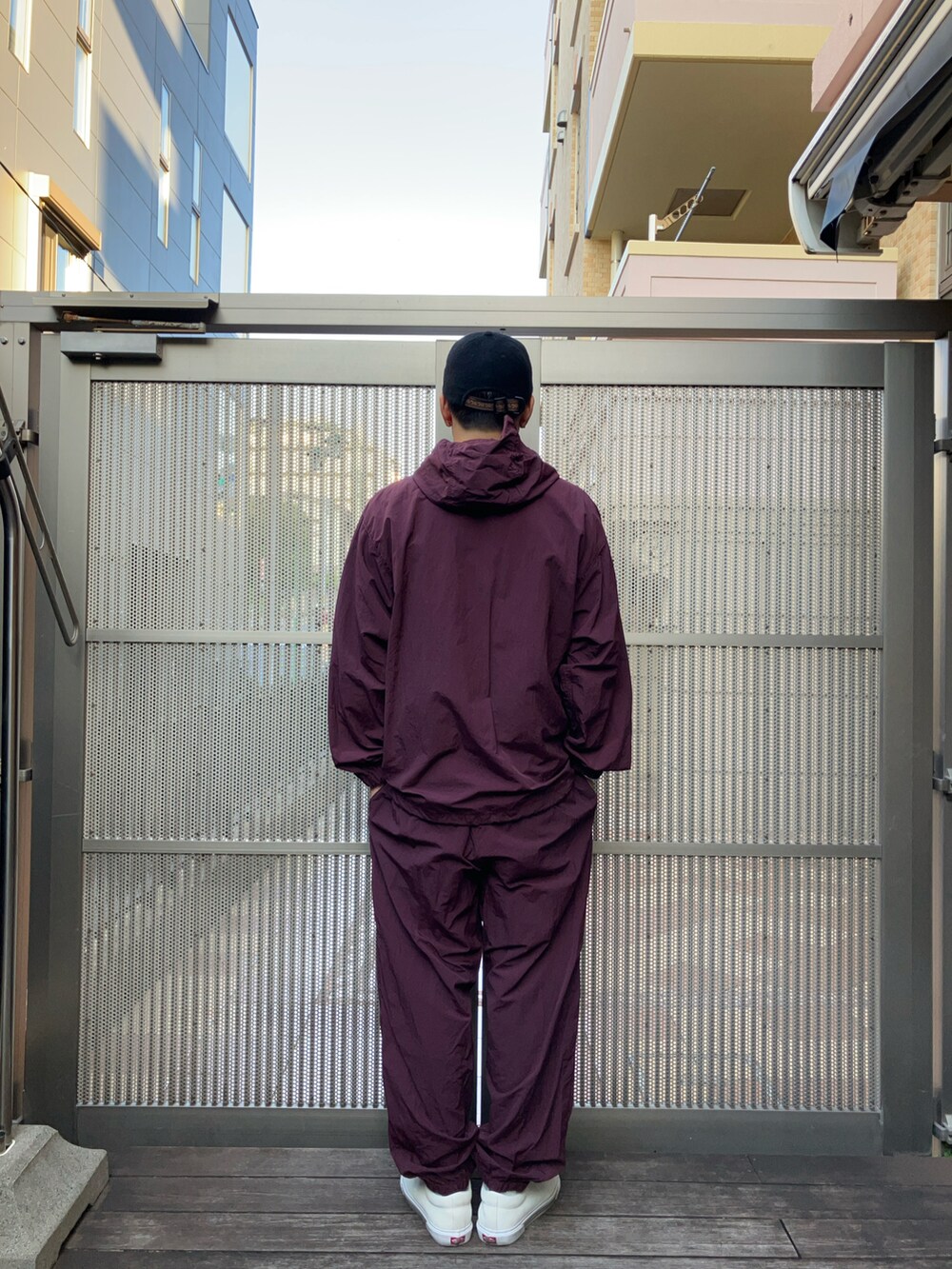 「スポーツミックス、アノラックパーカー、セットアップ、HARVARD、カレッジ、キャップ、スニーカー、SID」｜「GUのアイテム（ナイロンジャケット、レッド系）」を使った、KOHさん（メンズ・174cm）の秋コーディネートの2枚目の写真