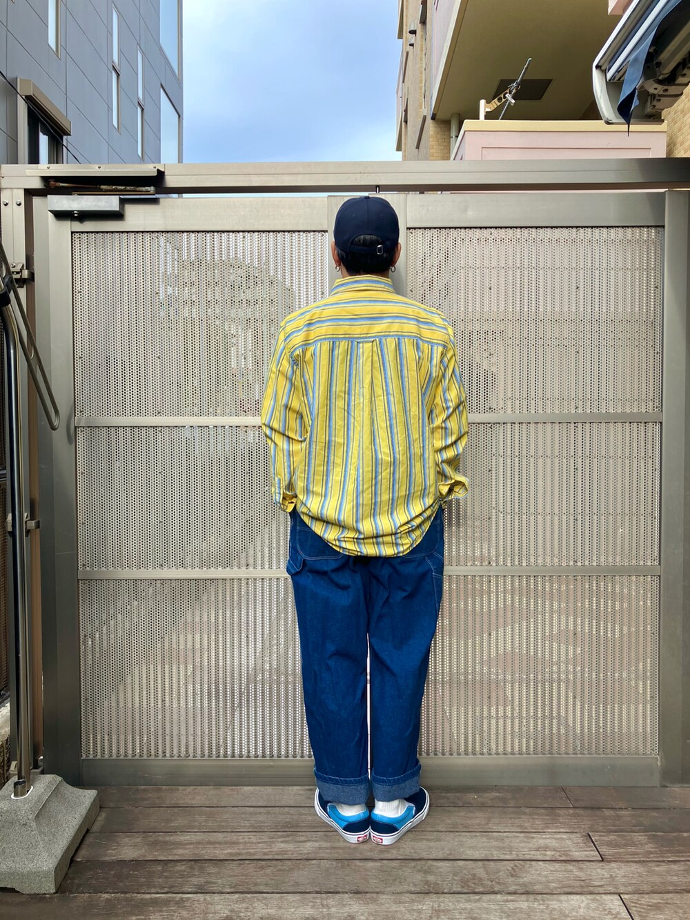 イエロー系のシャツ/ブラウス、ブルー系のサロペット/オーバーオール、ブルー系のスニーカーを着用したメンズの秋コーディネートの2枚目の写真