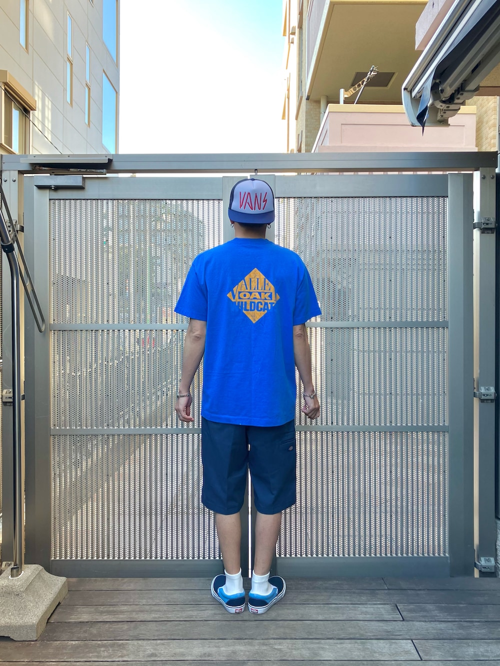 ブルー系のTシャツ/カットソー、ブルー系のその他パンツ、ブルー系のスニーカーを着用したメンズの秋コーディネートの2枚目の写真