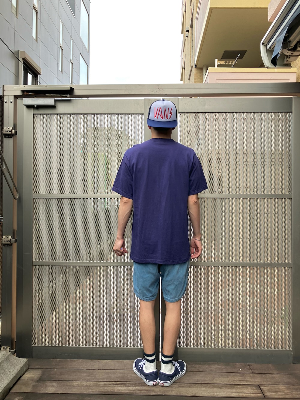 パープル系のTシャツ/カットソー、ブルー系のその他パンツ、ブルー系のスニーカーを着用したメンズの夏コーディネートの2枚目の写真