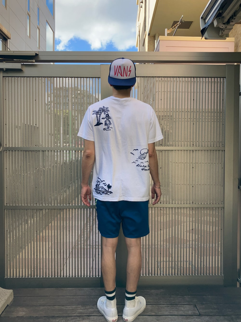 「サーフ、サーフスタイル、アロハ、ハワイ、オーセンティック、古着MIX、古着、古着コーデ」｜「local motionのアイテム（Tシャツ/カットソー、ホワイト系）」を使った、KOHさん（メンズ・174cm）の秋コーディネートの2枚目の写真