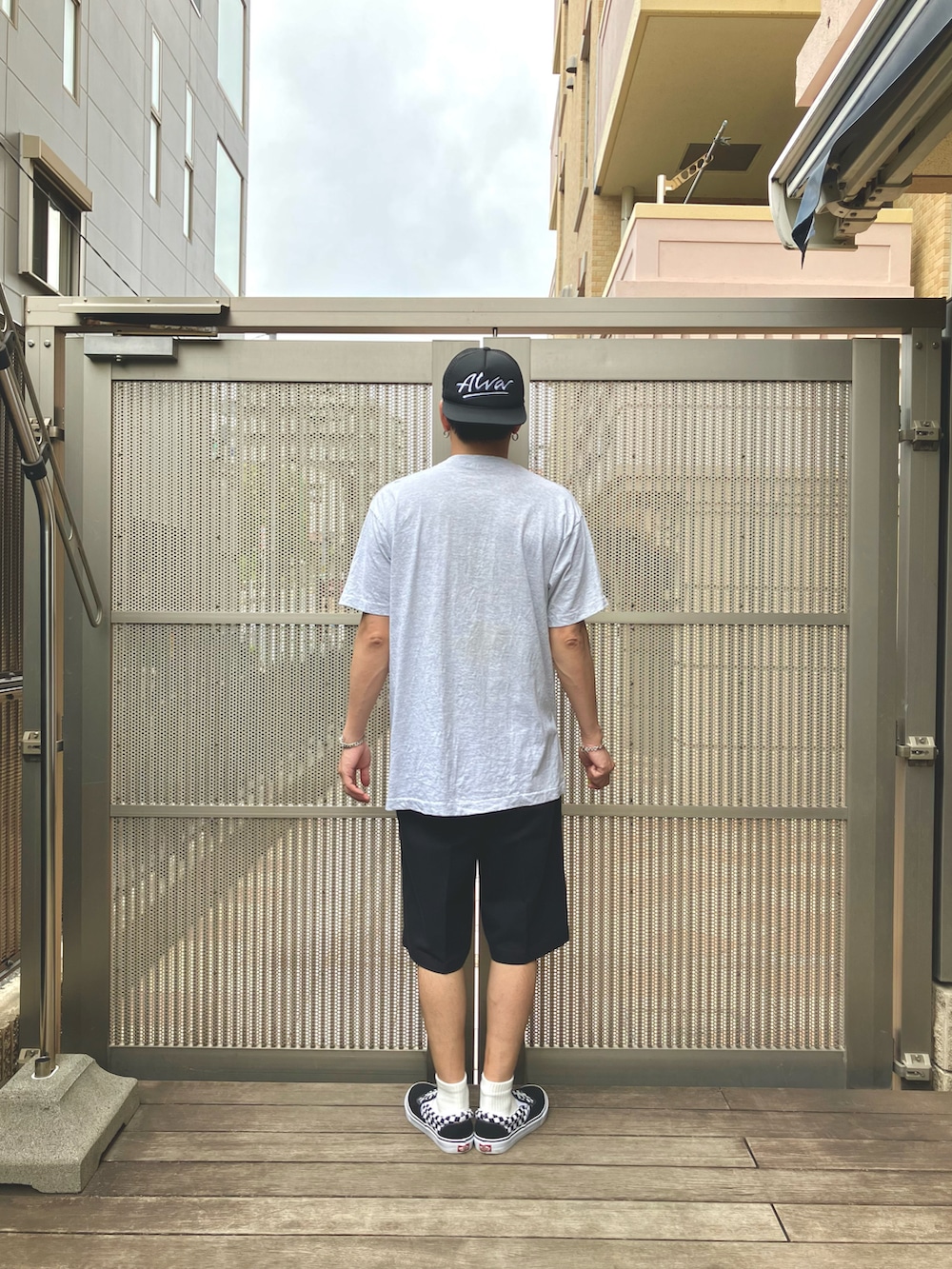 グレー系のTシャツ/カットソー、ブラック系のその他パンツ、ブラック系のスニーカーを着用したメンズの秋コーディネートの2枚目の写真