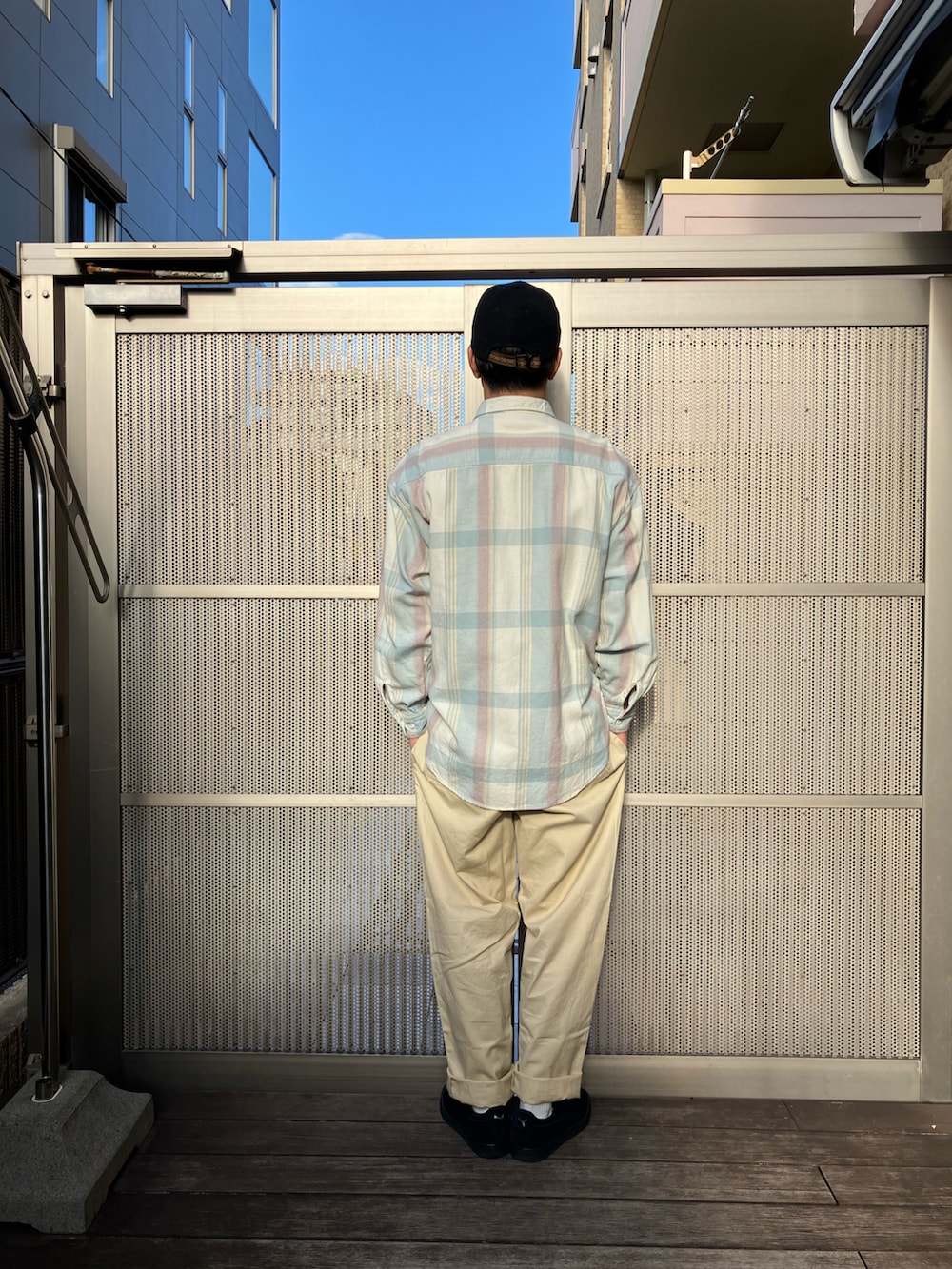 その他のシャツ/ブラウス、ベージュ系のその他パンツ、ブラック系のスニーカーを着用したメンズの秋コーディネートの2枚目の写真