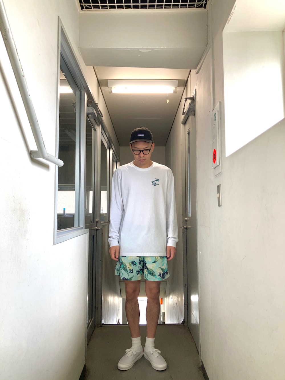 ホワイト系のTシャツ/カットソー、ブルー系のその他パンツ、ホワイト系のスニーカーを着用したメンズの秋コーディネートの2枚目の写真