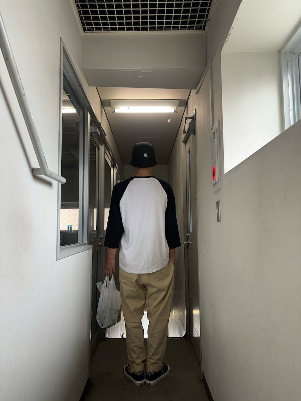 ベージュ系のその他パンツ、その他のスニーカー、ブラック系のTシャツ/カットソーを着用したメンズの秋コーディネートの2枚目の写真