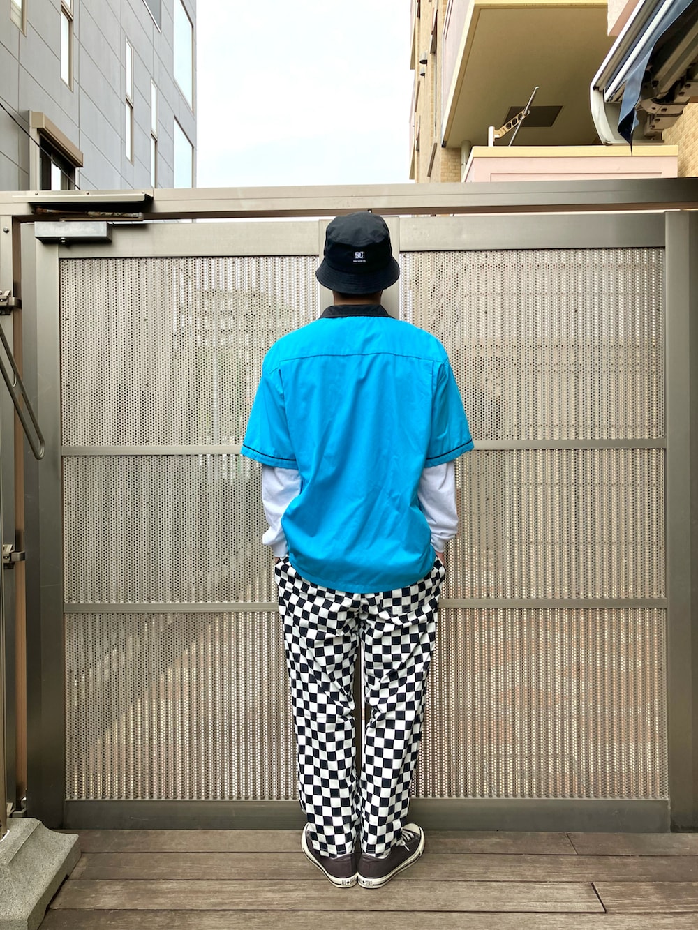 ブルー系のシャツ/ブラウス、ホワイト系のTシャツ/カットソー、その他のその他パンツを着用したメンズの秋コーディネートの2枚目の写真