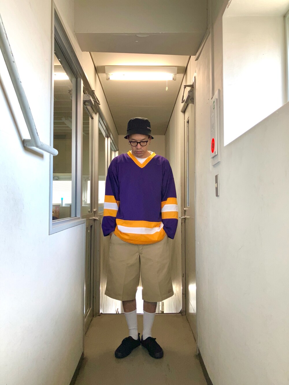 パープル系のその他トップス、ベージュ系のその他パンツ、ブラック系のレインシューズを着用したメンズの秋コーディネートの2枚目の写真