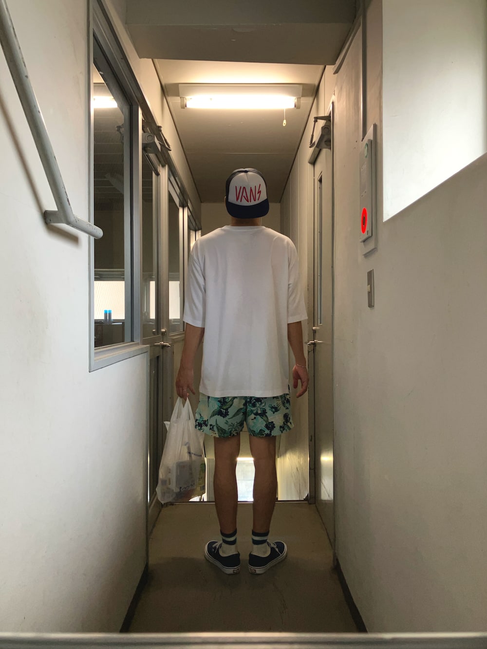ブルー系のその他パンツ、ホワイト系のTシャツ/カットソー、ブルー系のスニーカーを着用したメンズの秋コーディネートの2枚目の写真