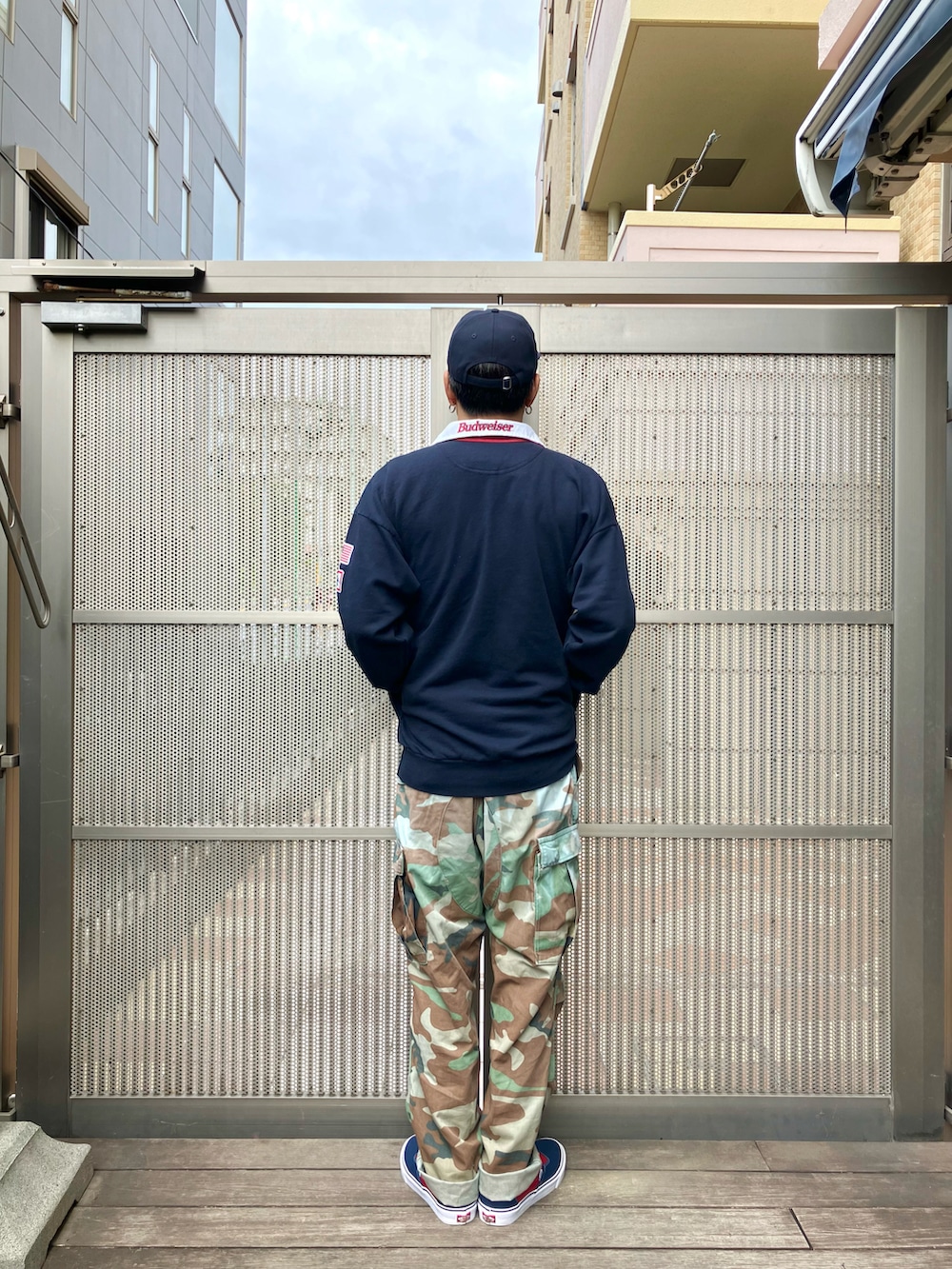 ブルー系のスウェット、その他のカーゴパンツ、ブルー系のスニーカーを着用したメンズの秋コーディネートの2枚目の写真