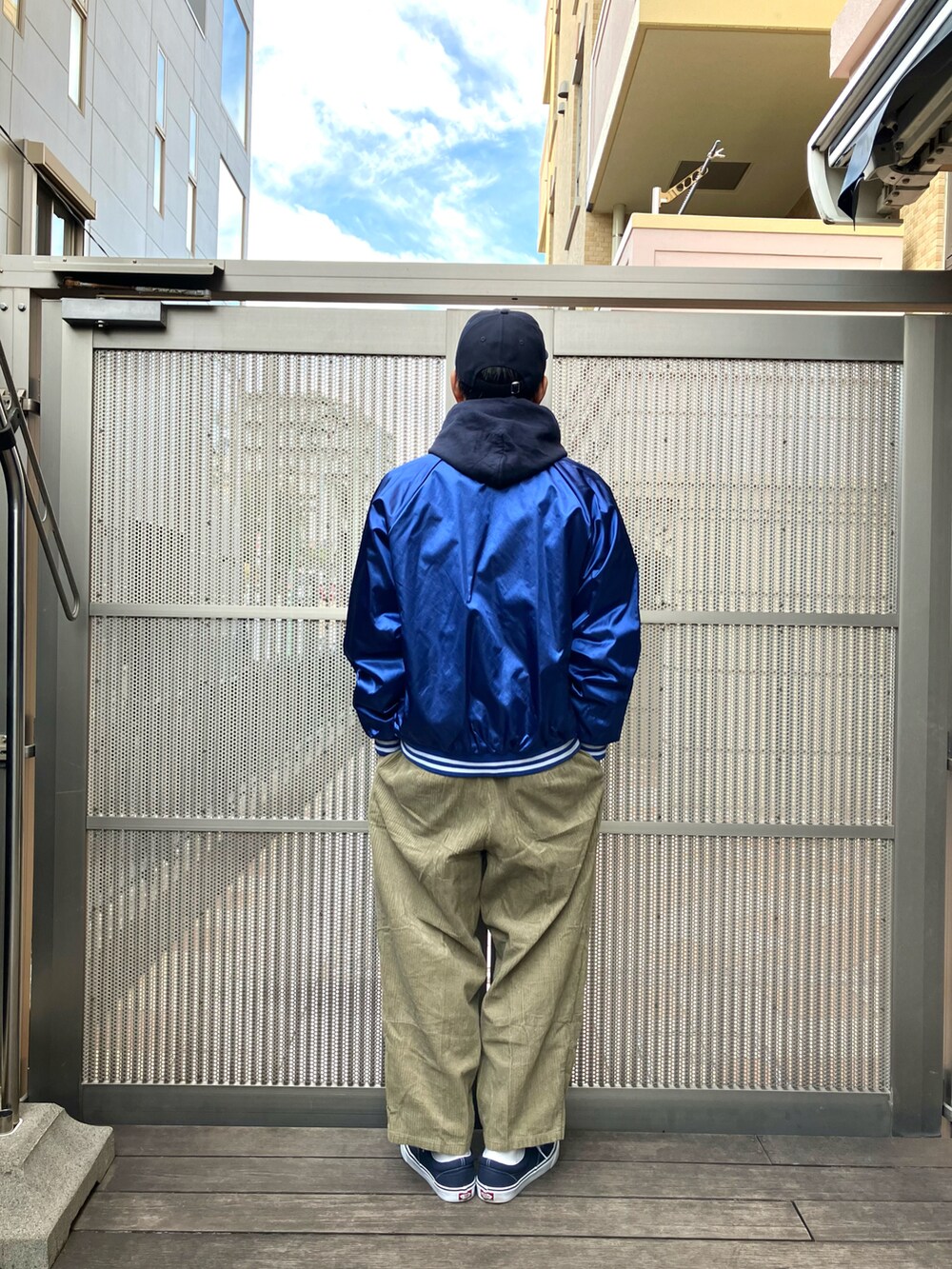 ベージュ系のその他パンツ、ブルー系のナイロンジャケット、ブルー系のパーカーを着用したメンズの冬コーディネートの2枚目の写真