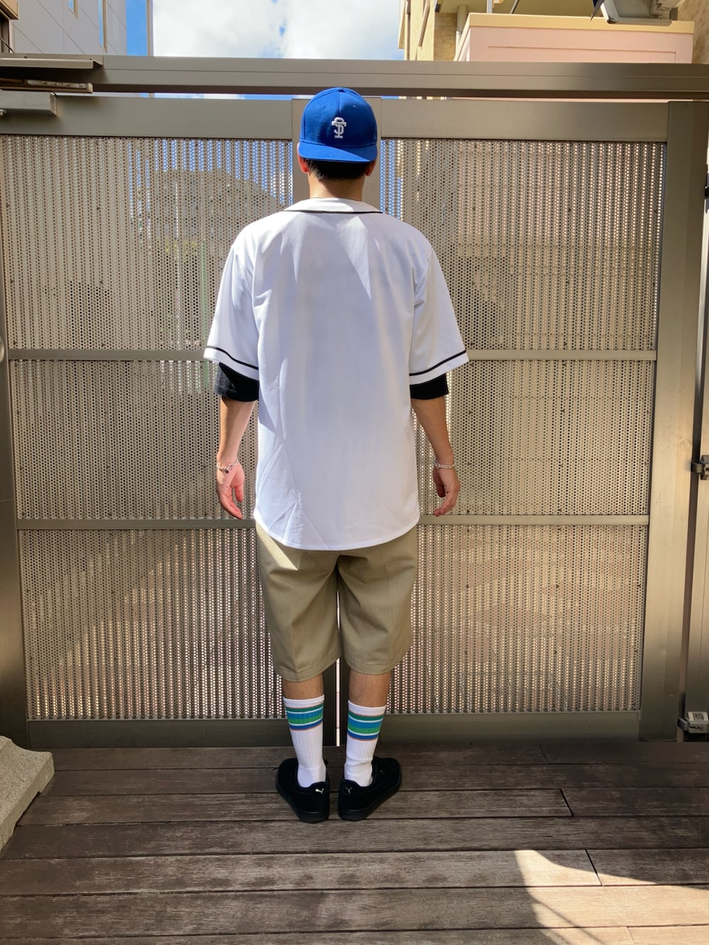 ホワイト系のシャツ/ブラウス、ブラック系のスニーカー、ベージュ系のその他パンツを着用したメンズの秋コーディネートの2枚目の写真