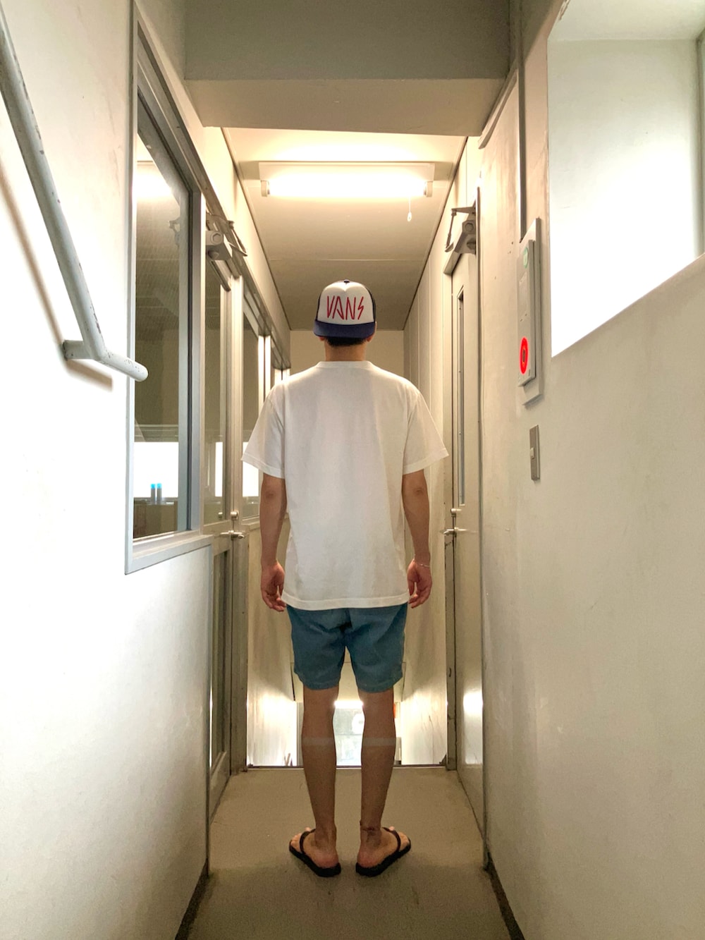 「Tシャツ、ハーフパンツ、キャップ、サンダル、ビーチサンダル、古着MIX、古着」｜「the t-shirt factoryのアイテム（Tシャツ/カットソー、ホワイト系）」を使った、KOHさん（メンズ・174cm）の夏コーディネートの2枚目の写真