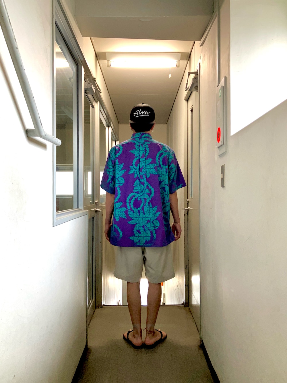 パープル系のシャツ/ブラウス、ベージュ系のチノパンツ、ブラック系のビーチサンダルを着用したメンズの夏コーディネートの2枚目の写真