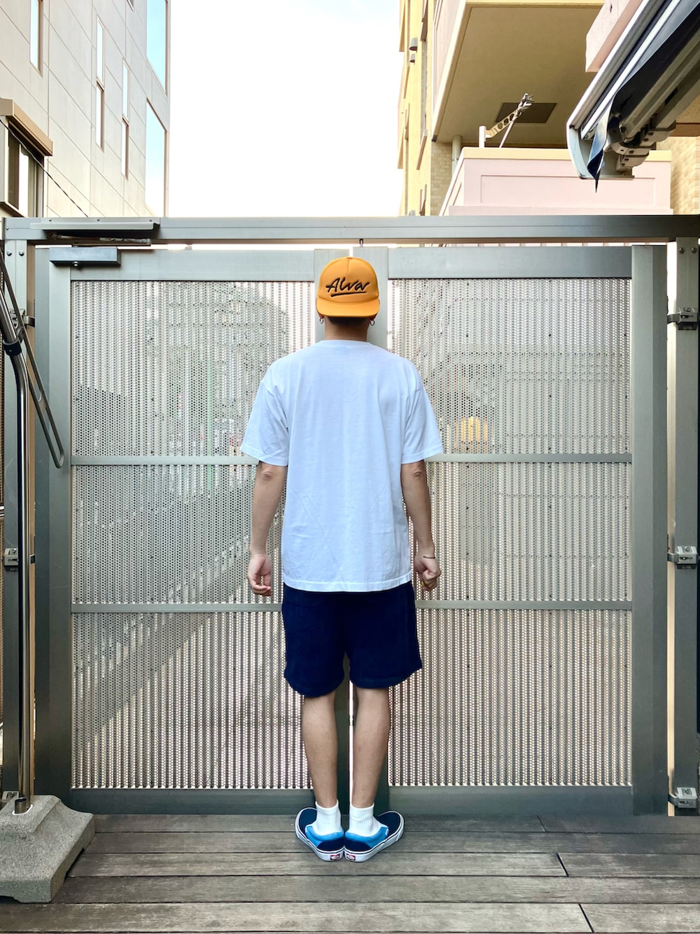 ブルー系のその他パンツ、ブルー系のスニーカー、ホワイト系のTシャツ/カットソーを着用したメンズの夏コーディネートの2枚目の写真