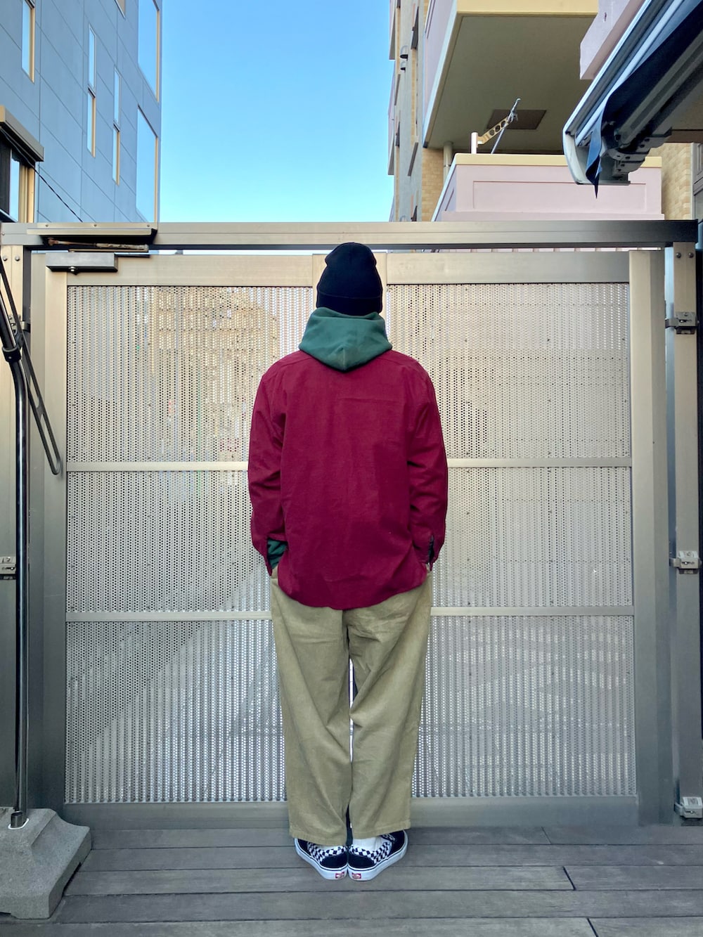 レッド系のシャツ/ブラウス、グリーン系のパーカー、ベージュ系のその他パンツを着用したメンズの冬コーディネートの2枚目の写真