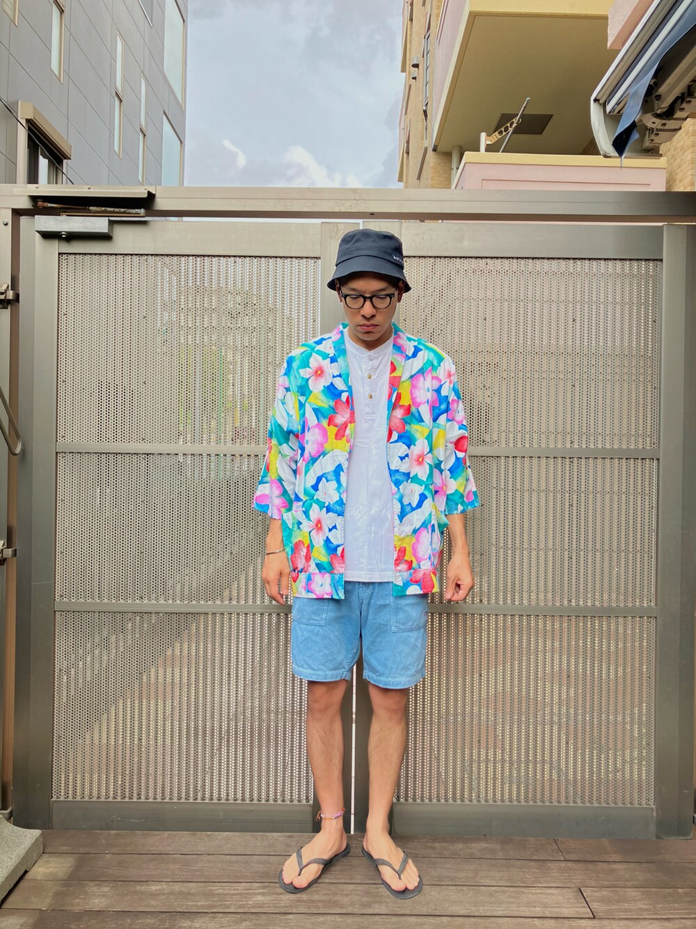 その他のシャツ/ブラウス、ホワイト系のTシャツ/カットソー、ブルー系のその他パンツを着用したメンズの秋コーディネートの2枚目の写真