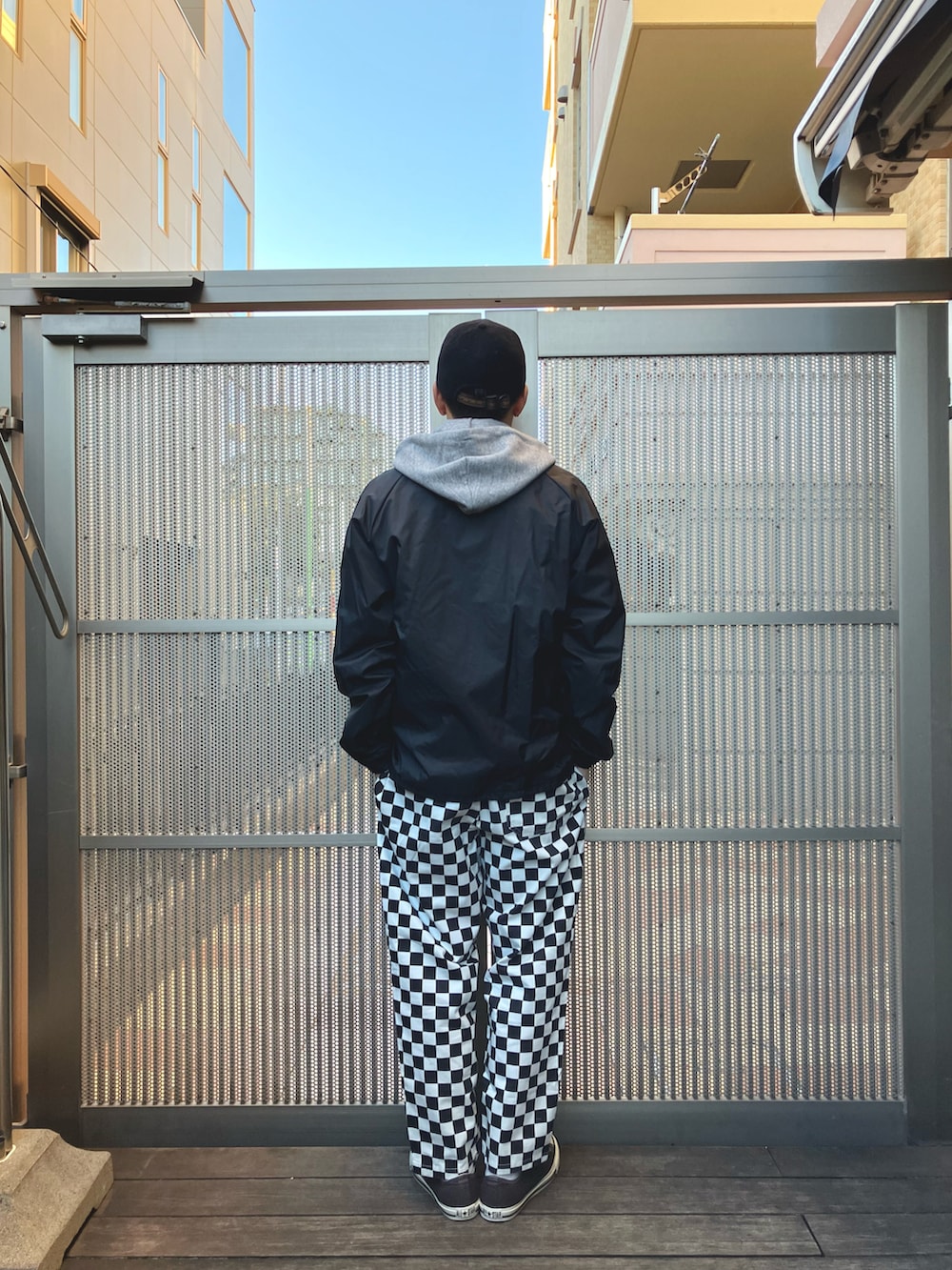 ブラック系のナイロンジャケット、グレー系のパーカー、その他のその他パンツを着用したメンズの冬コーディネートの2枚目の写真