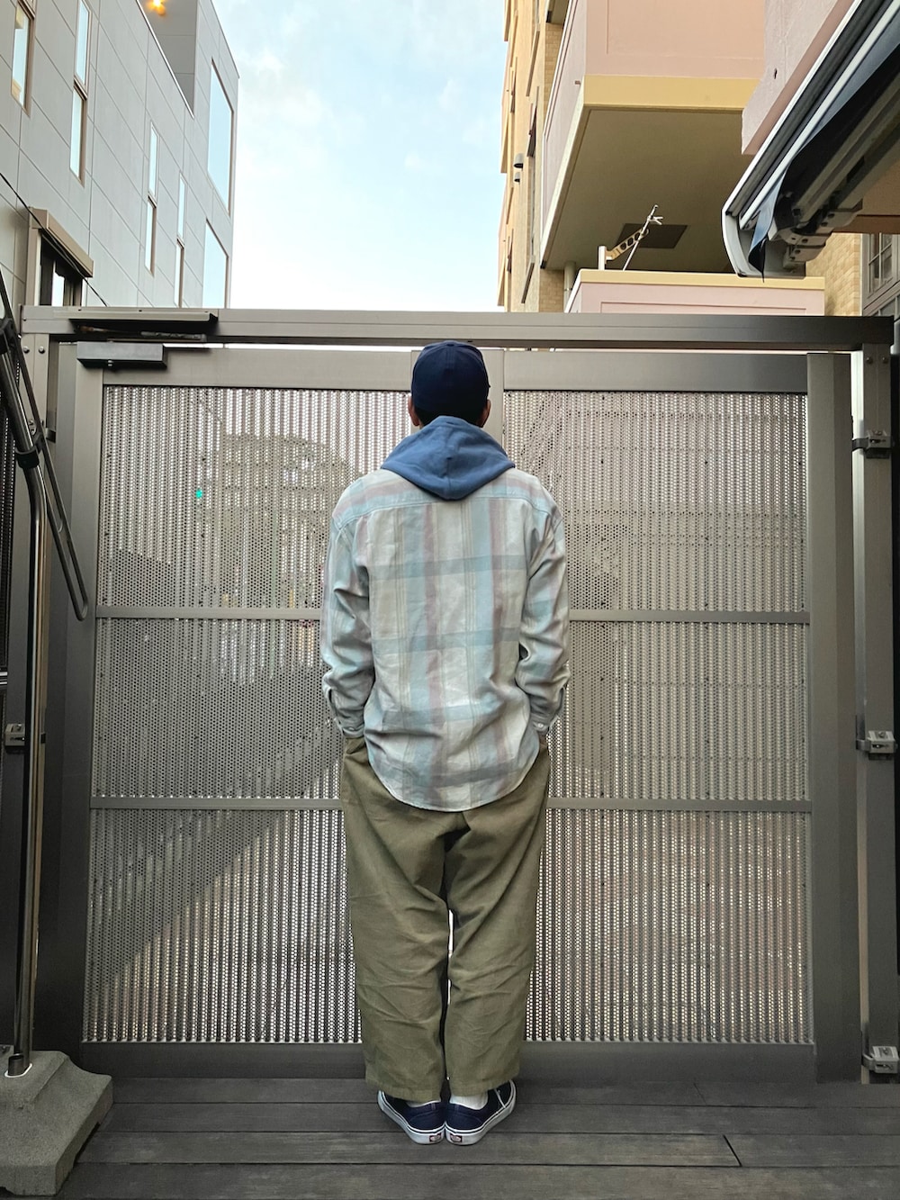 その他のシャツ/ブラウス、ベージュ系のその他パンツ、ブルー系のスニーカーを着用したメンズの冬コーディネートの2枚目の写真