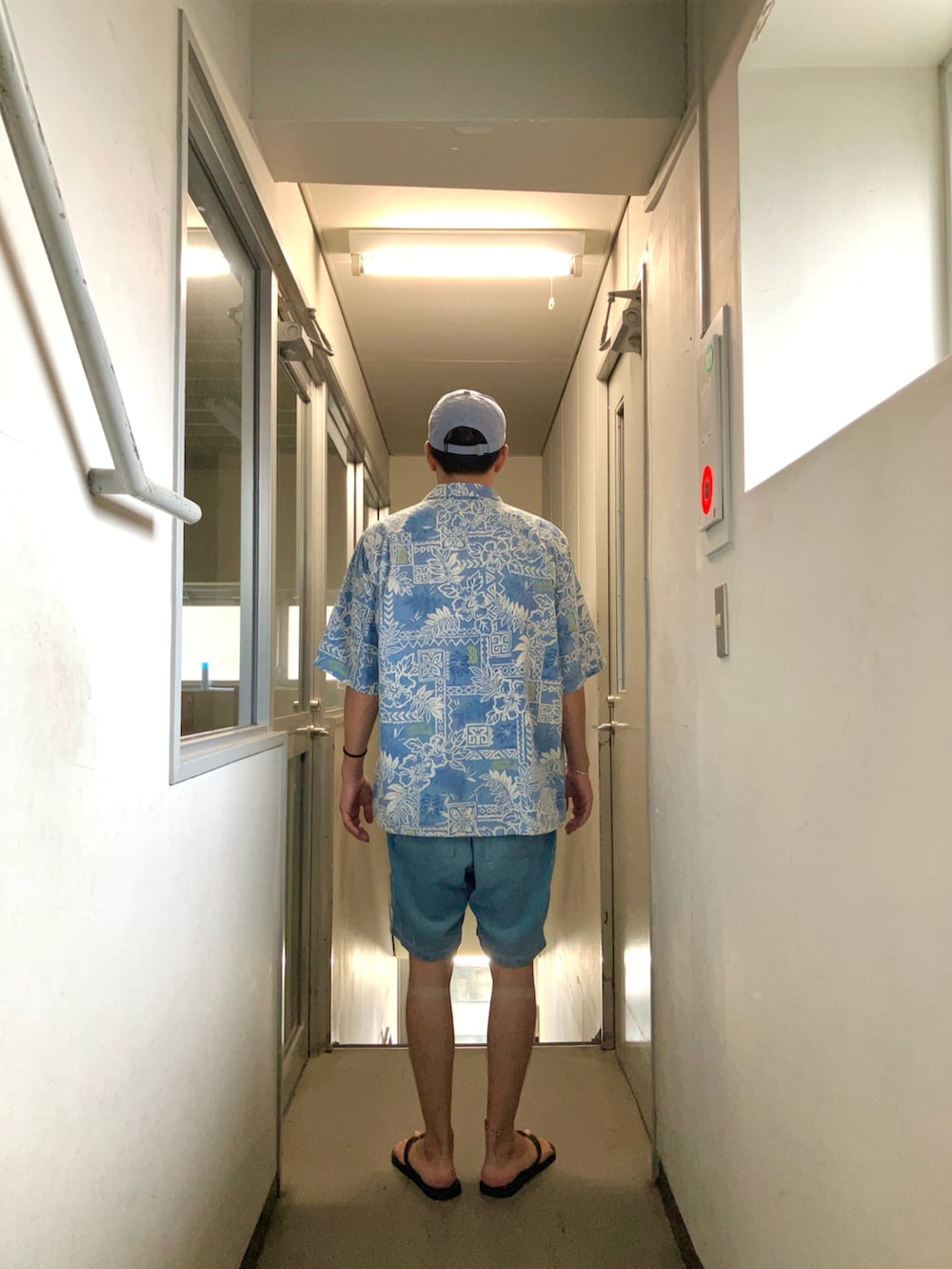 ブルー系のシャツ/ブラウス、ホワイト系のTシャツ/カットソー、ブルー系のその他パンツを着用したメンズの夏コーディネートの2枚目の写真