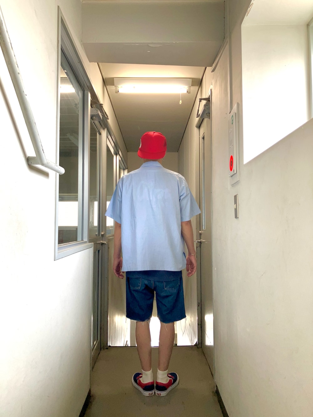 ブルー系のシャツ/ブラウス、ブルー系のデニムパンツ、ブルー系のスニーカーを着用したメンズの夏コーディネートの2枚目の写真