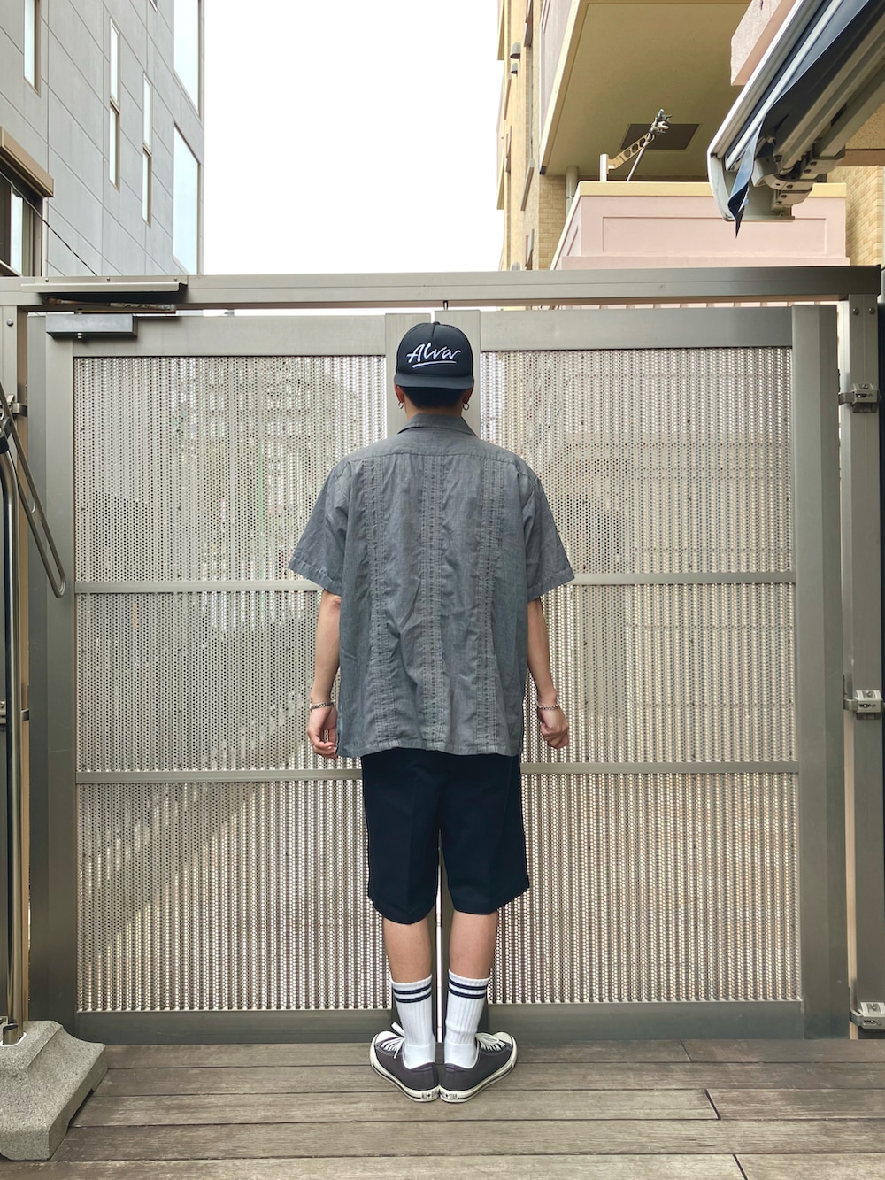 ブラック系のスニーカー、グレー系のシャツ/ブラウス、ブラック系のその他パンツを着用したメンズの夏コーディネートの2枚目の写真