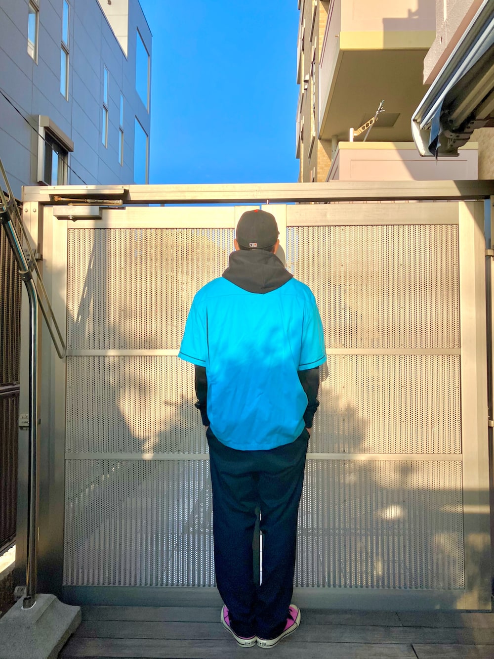 ブルー系のシャツ/ブラウス、ブラック系のパーカー、ブラック系のその他パンツを着用したメンズの冬コーディネートの2枚目の写真